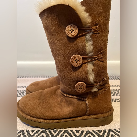 Girls' Bailey Button Triplet II Boots (Youth) - Picture 3 of 8